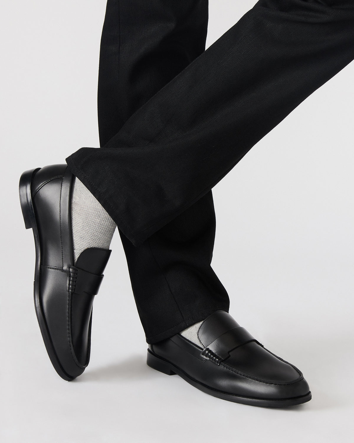 COLVER Black Leather Men's Slip-On Loafer